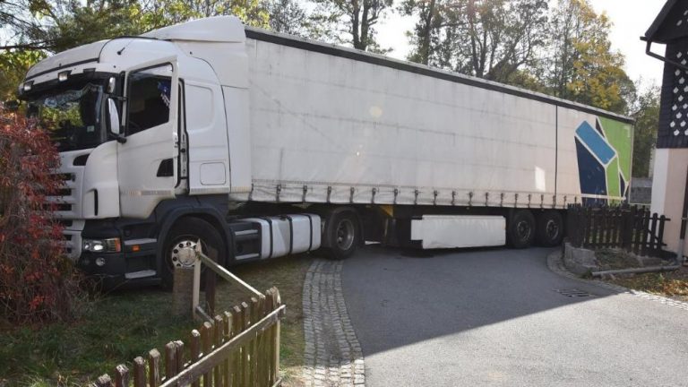 Un șofer a intrat în gardul unei case din Forăști după ce a evitat o mașină care vira la stânga