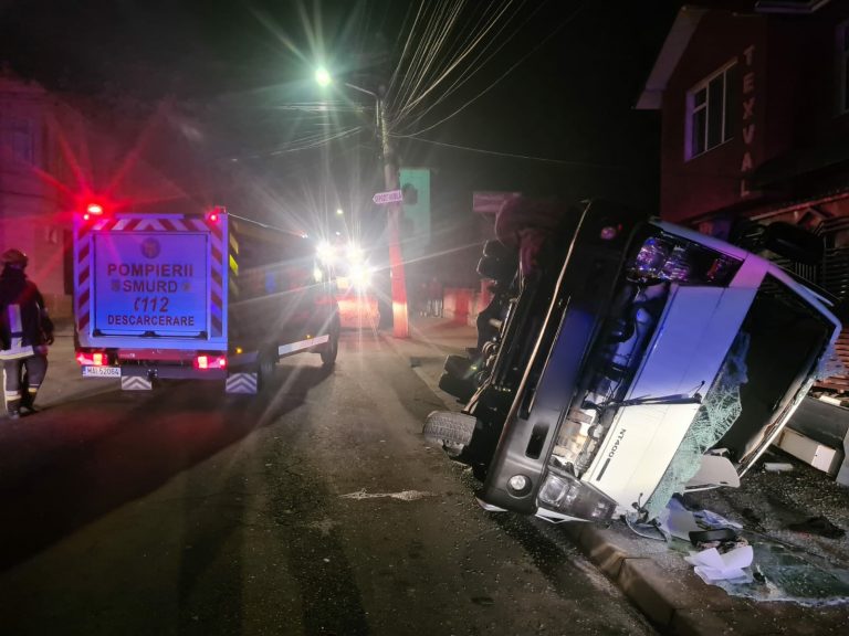 FOTO O camionetă s-a răsturnat în zona Belpan din municipiul Suceava