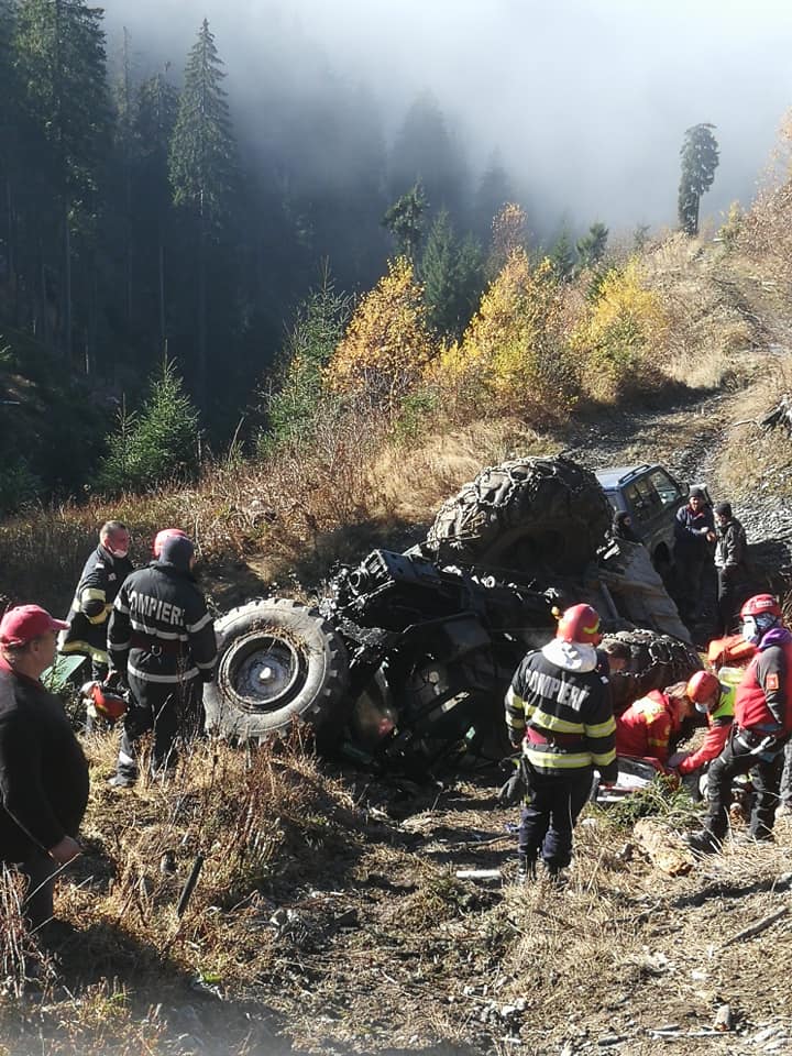 FOTO Un bătrân și-a pierdut viața după ce s-a răsturnat cu tractorul mai bine de 100 de metri, la Dorna Arini