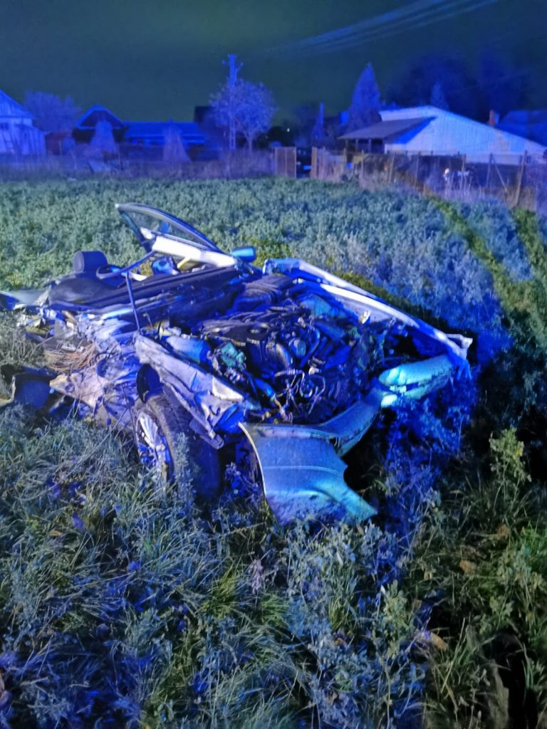 VIDEO FOTO Un tânăr de 20 de ani și-a pierdut viața după ce a intrat violent cu mașina într-un stâlp de electricitate