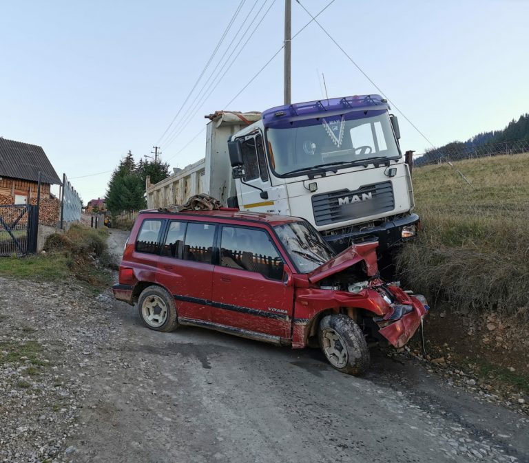 FOTO Carambol produs pe o uliță din Pojorâta între un camion și două mașini. Șapte persoane au fost implicate
