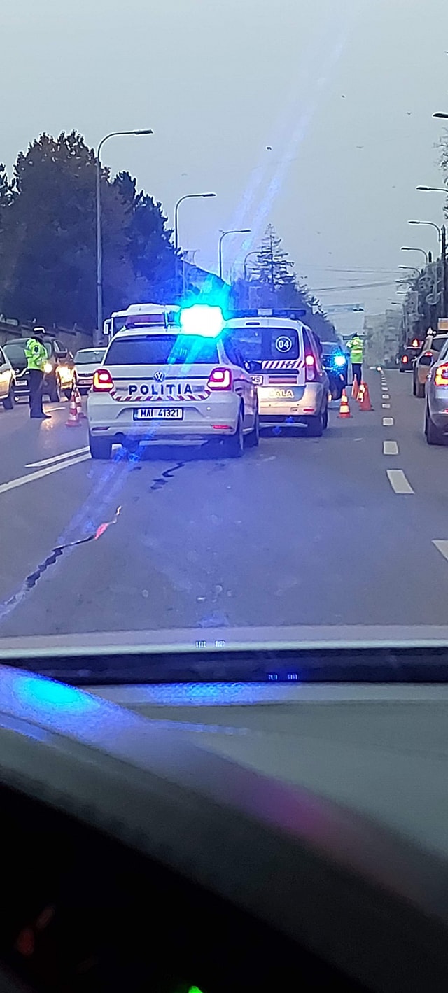 Accident produs în față la IPJ Suceava de un șofer care a virat stânga pe linie continuă