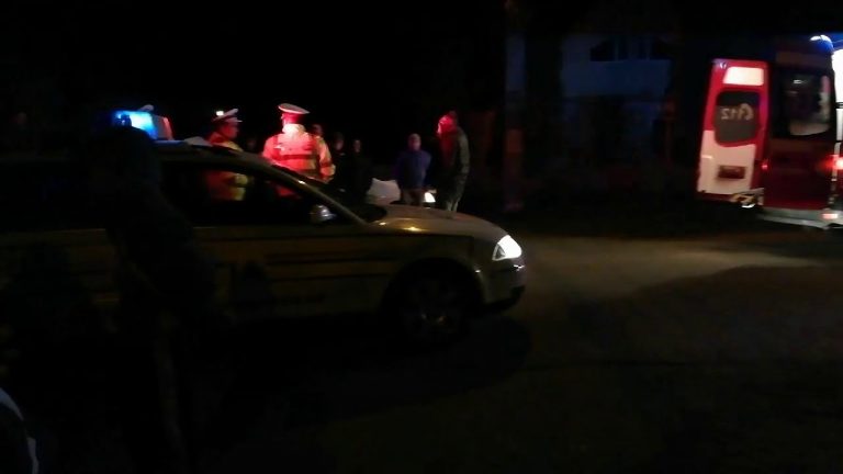 Trei șcheieni băuți bine au ieșit cu mașina la o bucată de noapte ca să se „alimenteze” dintr-o benzinărie. Polițiștii i-au amendat pentru lipsa declarației pe propria răspundere