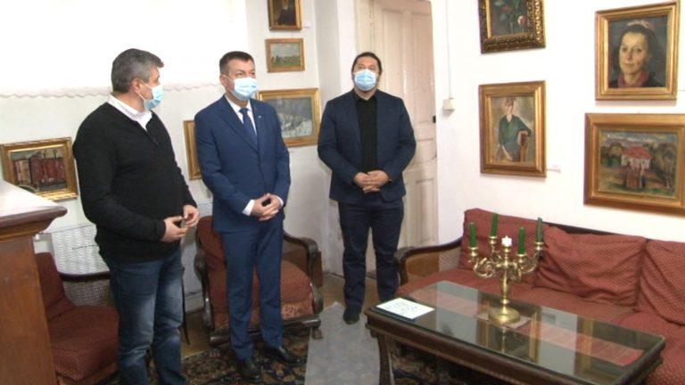 FOTO Bogdan Gheorghiu, Ministrul Culturii, a vizitat Muzeul de Artă „Ion Irimescu” din Fălticeni pentru a-i aduce un omagiu marelui sculptor sucevean