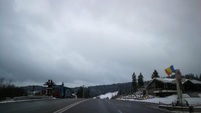 VIDEO Traficul rutier nu a fost deranjat de zăpada căzută în zona de munte a județului Suceava
