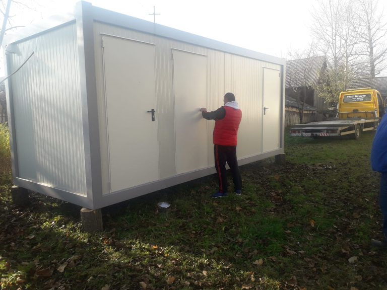 FOTO Toalete civilizate aduse de Primăria Mitocu Dragomirnei pentru elevii din localitate