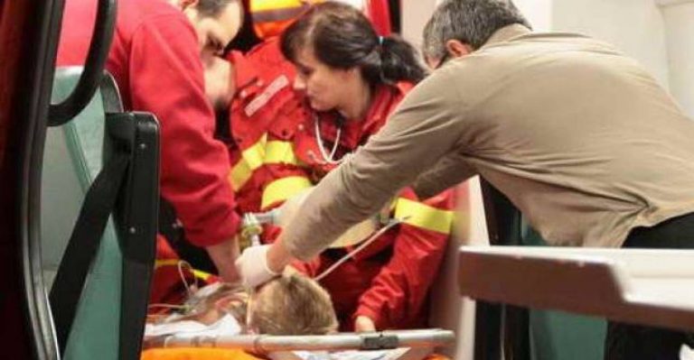 Un băiețel de un an și 10 luni dintr-o familie cu 10 copii a scăpat cu viață după ce a căzut de la etajul II al unui bloc din Câmpulung Moldovenesc