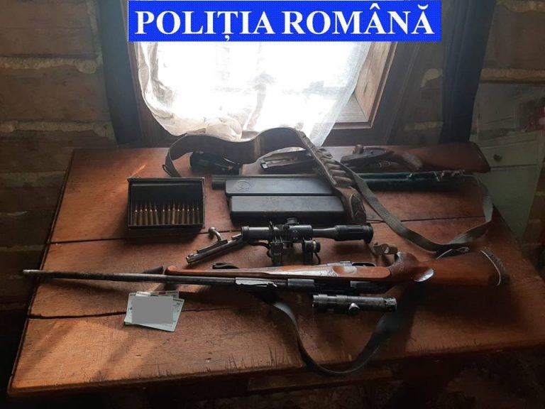 FOTO Un braconier din Breaza la care polițiștii au găsit sute de kilograme de carne de vânat și două arme de vânătoare deținute ilegal a fost reținut pentru 24 de ore