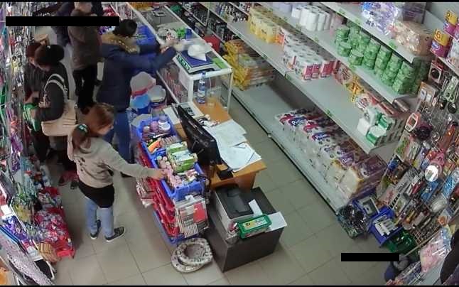 Două adolescente de etnie romă au vrut să fure mai multe perechi de blugi din magazinul China Shop Suceava
