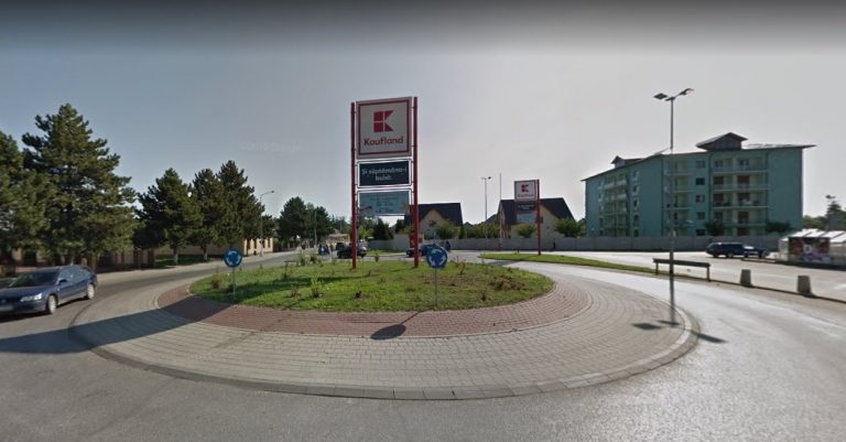 Un șofer beat s-a cocoțat cu mașina pe sensul giratoriu de la Kaufland Rădăuți