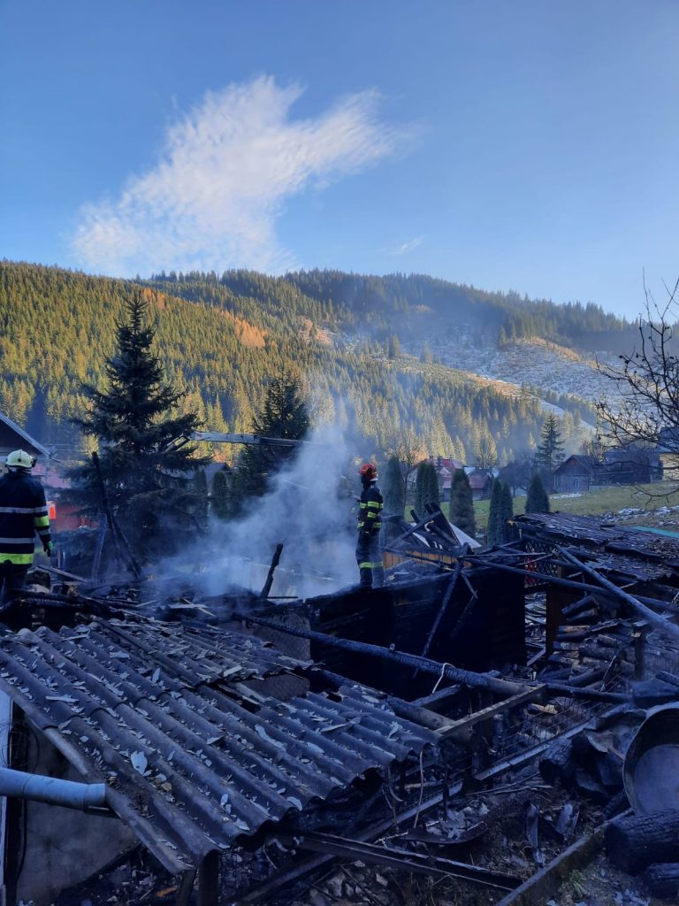 FOTO Incendiu izbucnit într-o gospodărie din Broșteni de la un cablu electric deteriorat