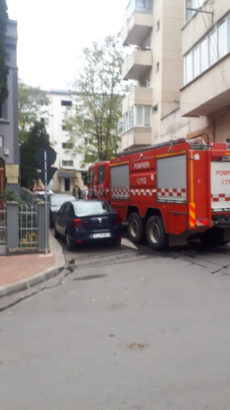 O canapea a luat foc într-un apartament din Suceava