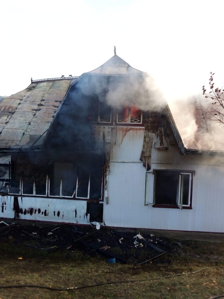 FOTO O gospodărie din Izvoarele Sucevei a fost distrusă de un incendiu puternic