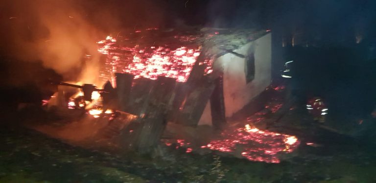 VIDEO FOTO Incendiu de proporții izbucnit în gospodăria unui bătrân din Mălini