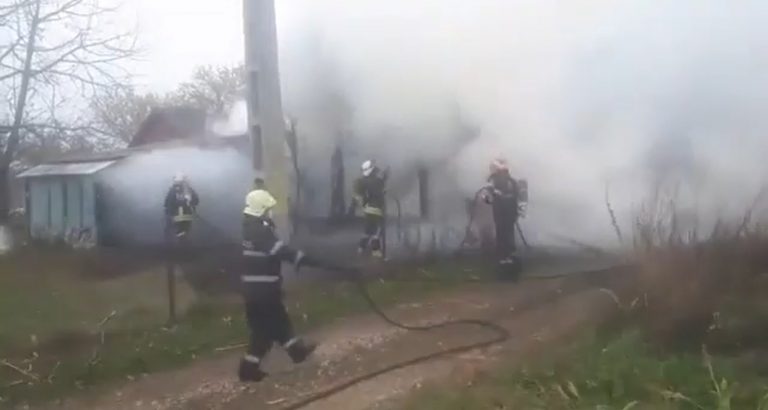 VIDEO Anexele dintr-o gospodărie din Mitocu Dragomirnei au fost distruse de un incendiu