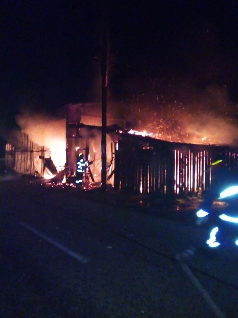 FOTO Un atelier auto din Sadova a fost distrus de un incendiu