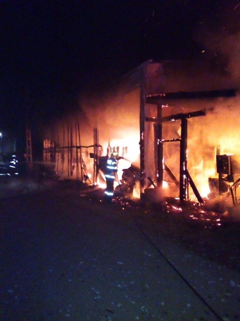O femeie din Frătăuții Noi a suferit arsuri la mâini după ce i-a luat foc casa