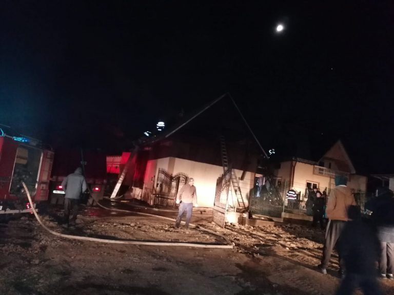 FOTO Incendiu de proporții într-o gospodărie din Straja