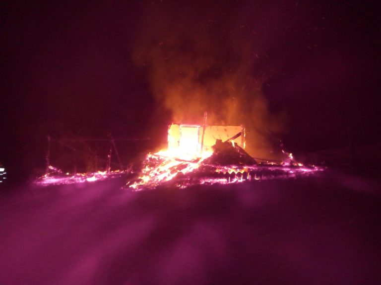VIDEO FOTO O fermă din Vatra Moldoviței a fost cuprinsă de flăcări
