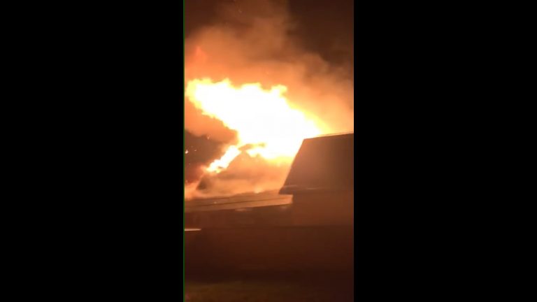 VIDEO FOTO O gospodărie din Volovăț a luat foc de la un bec lăsat aprins în șură