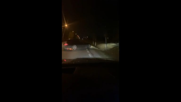VIDEO Activistul de mediu Daniel Bodnar atacat în trafic, în timp ce urmărea un transport de lemne, de șoferul unui Merțan