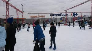 Un muncitor care lucra construirea patinoarului din parcare de la Shopping City Suceava a murit strivit de mai multe panouri metalice