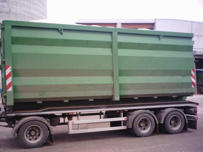 Polițiștii au confiscat un TIR cu tot cu remorcă pentru că era folosit la transportul de rumeguș fără acte, la Râșca