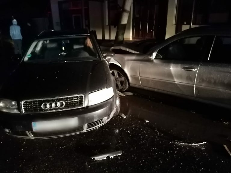 FOTO Doi răniți și un stâlp din beton rupt în urma coliziunii dintre două mașini produsă în Burdujeni
