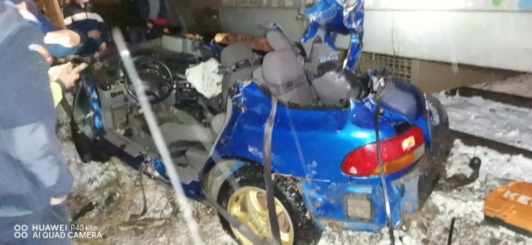 VIDEO FOTO O femeie și-a pierdut viața după ce o mașină a fost lovită de tren, la Câmpulung Moldovenesc