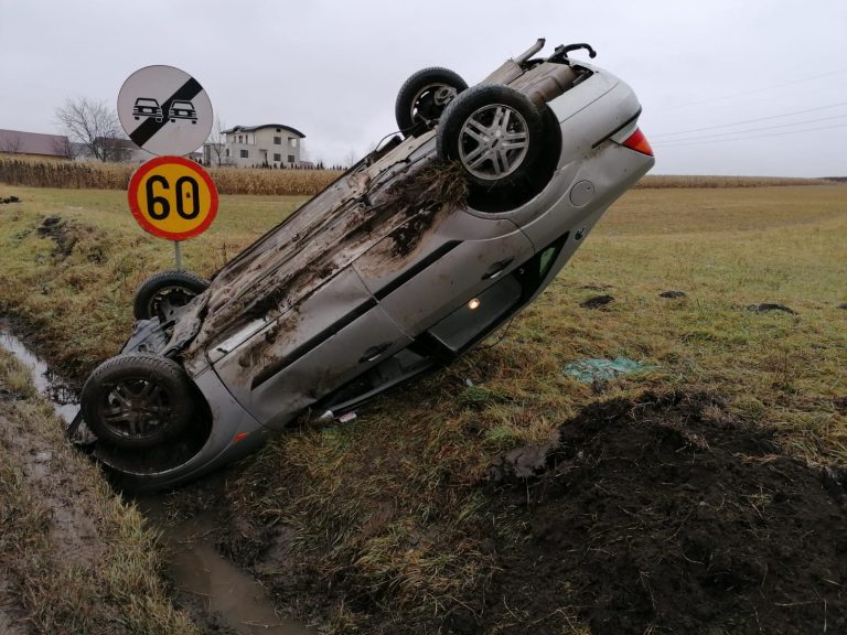 FOTO O mașină a ajuns cu roțile în sus, la Cumpărătura