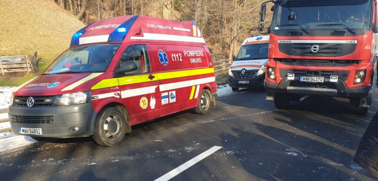 Accident cu doi răniți produs în fața târgului auto de la Cumpărătura de un șofer care s-a angajat în depășirea unei mașina ce vira la stânga