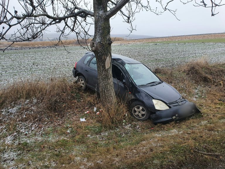 FOTO Un bărbat a fost rănit după ce a intrat cu mașina într-un copac, la Grănicești
