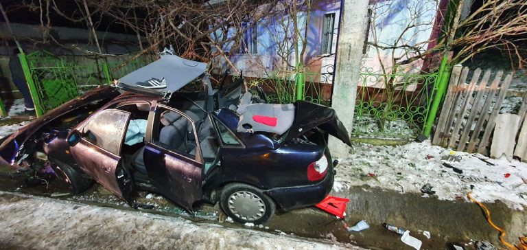FOTO Un tânăr a ajuns în stare gravă la spital după ce intrat cu mașina într-un șanț, la Lipoveni