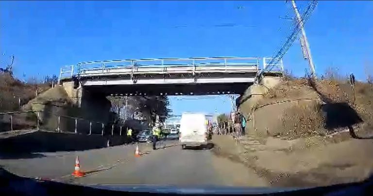 VIDEO Pieton lovit mortal de o mașină în zona trecerii de la pasarela CFR din Șcheia