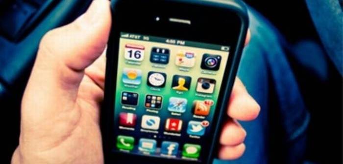 Un sucevean și-a reclamat concubina mai tânără cu 20 de ani că i-a furat telefonul pentru a vorbi cu un iubit și mai fraged