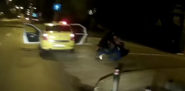 Un taximetrist a bătut un client beat care s-a umflat în pene după ce nu i s-a permis să-și facă necesitățile fiziologice