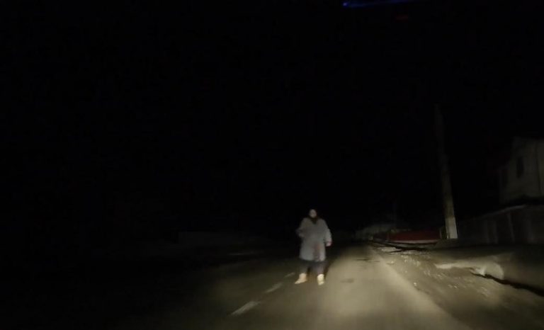 O bătrână aflată pe mijlocul drumului a fost lovită mortal de o mașină, la Liteni