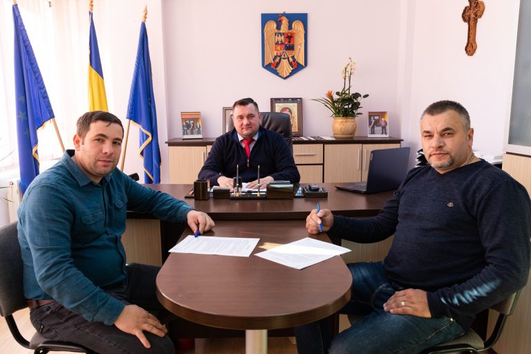 Consilierii personali ai primarului Radu Reziuc promit că vor munci din greu pentru dezvoltarea comunei Mitocu Dragomirnei