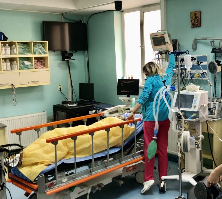 Un vicovean a fost găsit în hipotermie în livada din gospodărie