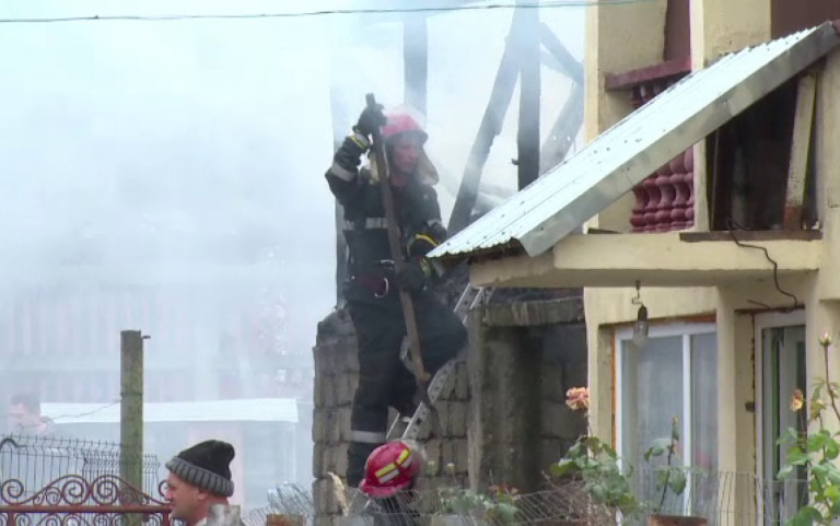 Un bărbat din Baia a fost aproape de o tragedie după ce s-a apucat să afume niște cârnați