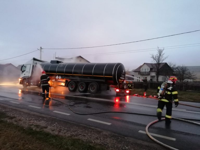 VIDEO FOTO O cisternă încărcată cu bitum a luat foc, la Vadu Moldovei