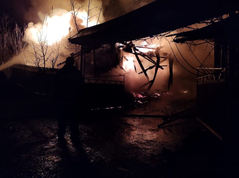 FOTO Incendiu de proporții într-o gospodărie din Preutești