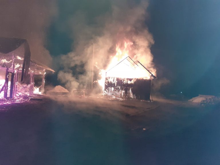O casă din Vicovu de Sus a luat foc de la coșul de fum