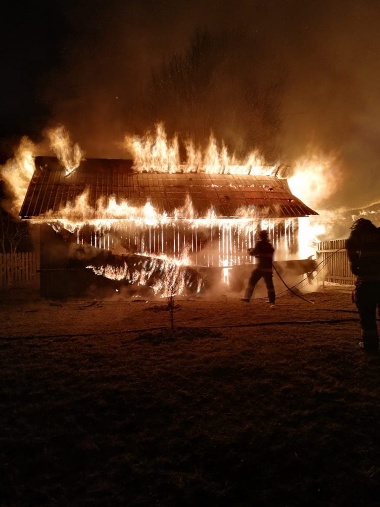 VIDEO FOTO O gospodărie din Șaru Dornei a fost mistuită de un incendiu pornit de la o mașină