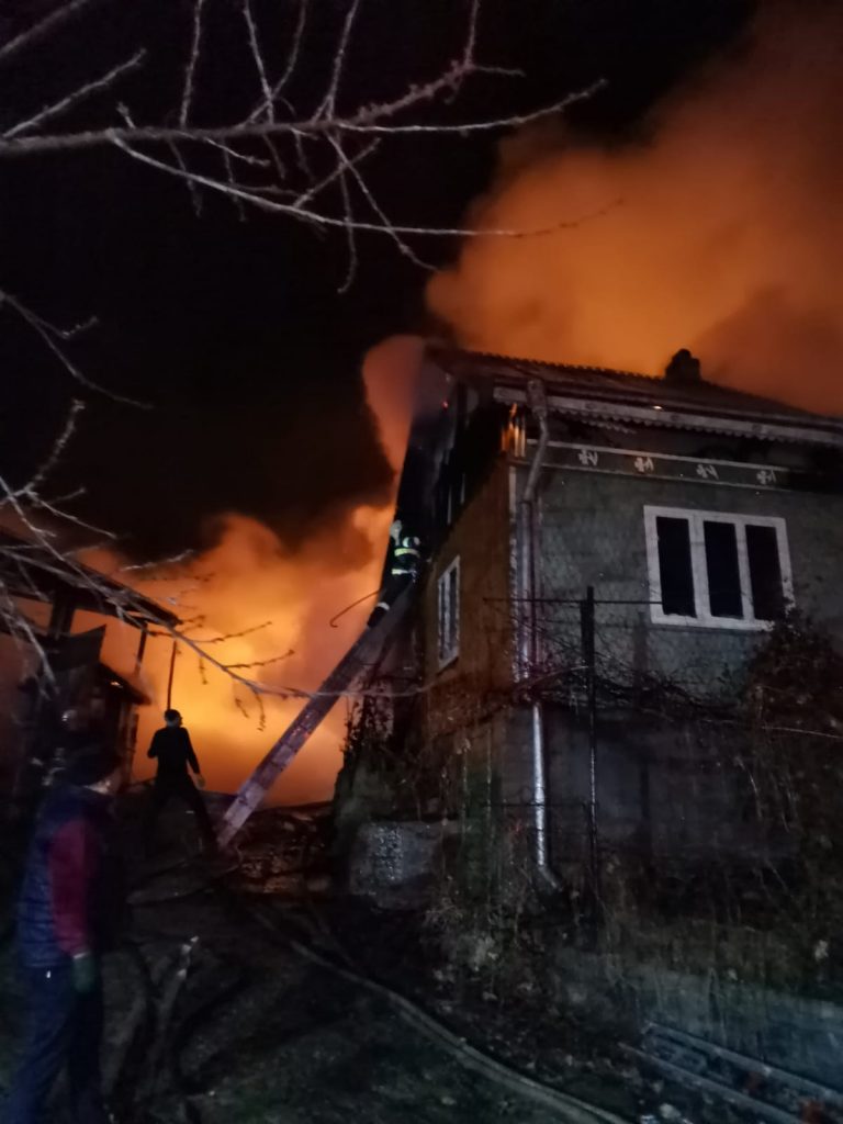 FOTO Două gospodării din Solonețu Nou au fost cuprinse de flăcări