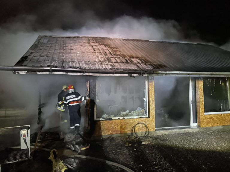 FOTO Un foișor din Volovăț a fost distrus de un incendiu