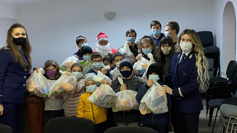 FOTO Peste 100 de copii din familii nevoiași au primit cadouri de la Moș Crăciun și spiridușii săi – polițiștii