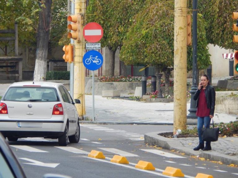 Un humorean care s-a urcat la volan cu permis fals a fost reținut de polițiști după ce a fost prins cu mașina pe contrasens pe un drum cu sens unic