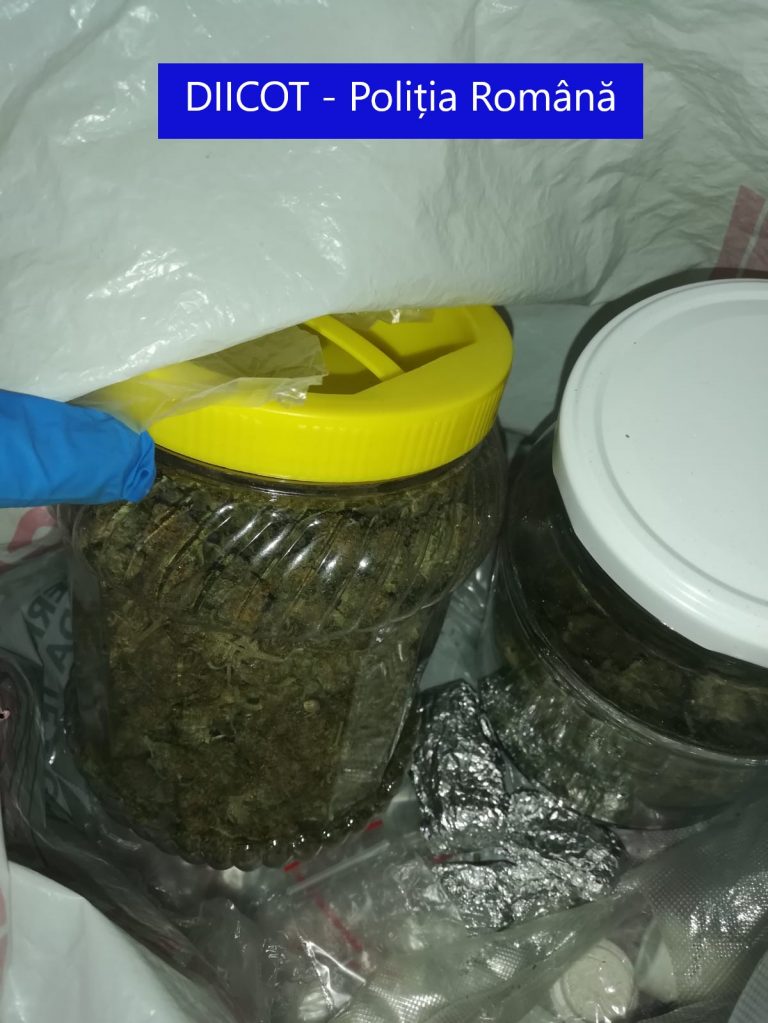 FOTO Percheziții la o grupare de traficanți de droguri care îi alimenta pe consumatorii din Suceava