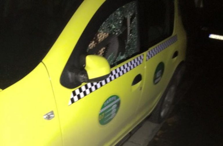 Un băitan de 13 ani a spart un taxi parcat în fața Clubului Copiilor din Gura Humorului